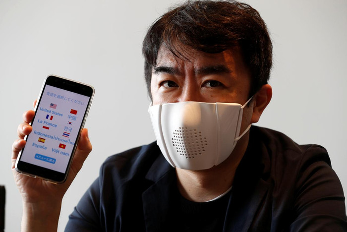 Ông Taisuke Ono, CEO Donut Robotics, giới thiệu c-mask cùng ứng dụng di động của nó. Ảnh: Reuters